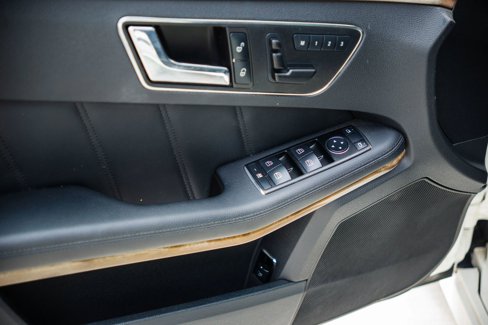 Used 2010 Mercedes-Benz E 350 4MATIC Sedan image 17