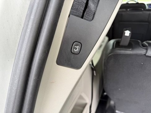 Used 2019 Dodge Grand Caravan SXT w/ Driver Convenience Group image 13