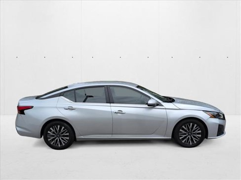 Used 2023 Nissan Altima 2.5 SV image 4