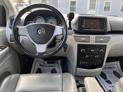 Used 2010 Volkswagen Routan SE image 12