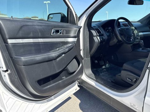 Used 2016 Ford Explorer XLT w/ Equipment Group 201A image 10