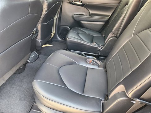 Used 2022 Toyota Highlander XLE image 30