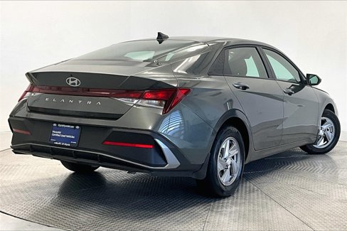Certified 2025 Hyundai Elantra SE image 2