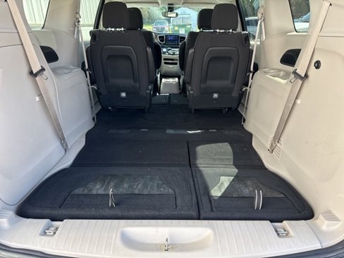 Used 2017 Chrysler Pacifica Touring image 32