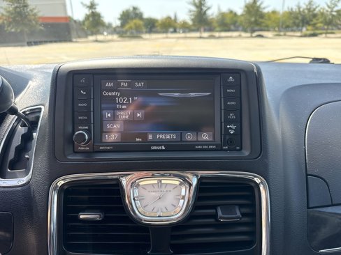 Used 2016 Chrysler Town & Country Touring-L image 17