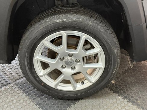 Used 2020 Jeep Renegade Latitude w/ Cold Weather Group image 12