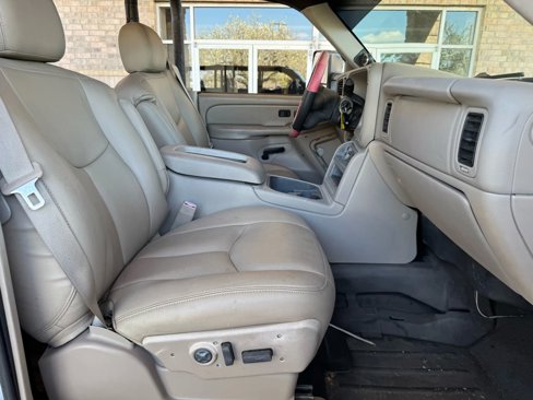 Used 2004 Chevrolet Suburban Z71 w/ Preferred Equipment Group image 28
