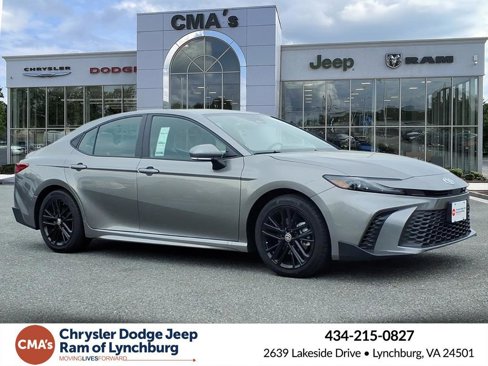 Used 2025 Toyota Camry SE image 1