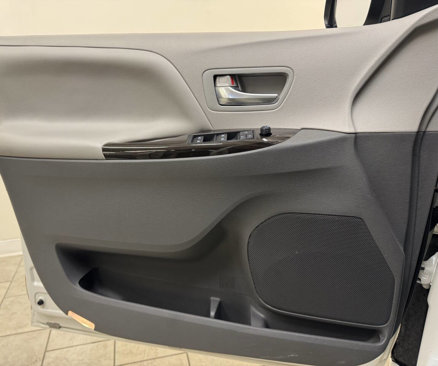Used 2015 Toyota Sienna XLE image 22