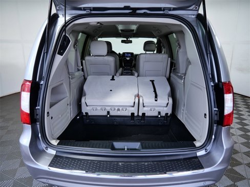 Used 2015 Chrysler Town & Country Touring-L image 10