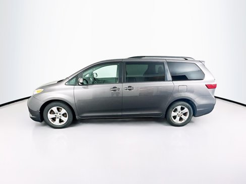 Used 2015 Toyota Sienna LE image 4