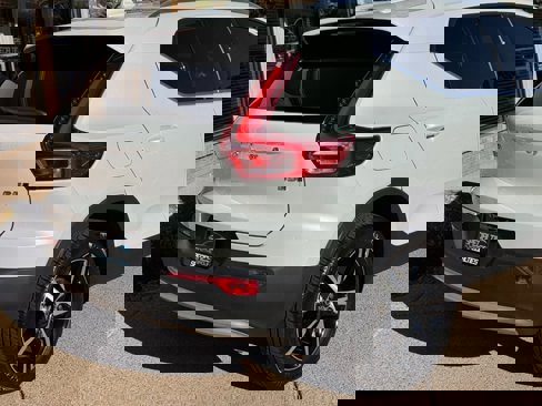 Used 2023 Volvo XC40 B5 Plus image 8