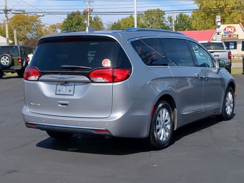 Used 2018 Chrysler Pacifica Touring-L Plus image 6