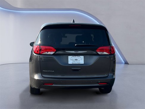 Used 2019 Chrysler Pacifica Touring image 4