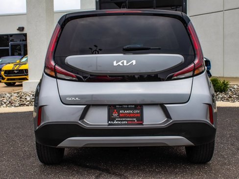 Used 2023 Kia Soul LX image 5
