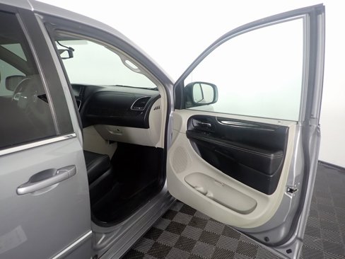 Used 2016 Chrysler Town & Country Touring image 31