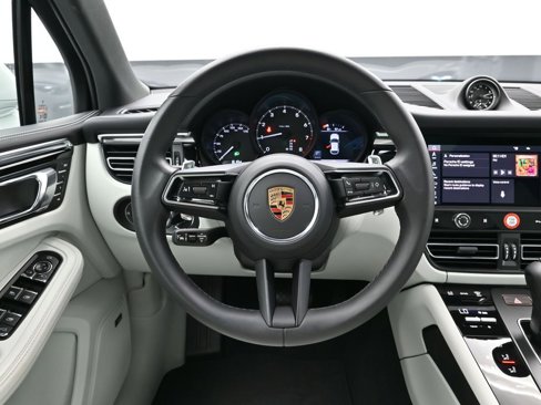Used 2025 Porsche Macan image 21