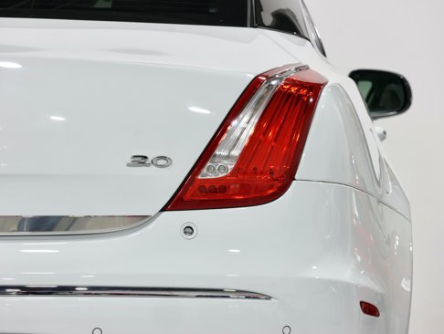 Used 2013 Jaguar XJ image 39