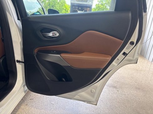 Used 2019 Jeep Cherokee Overland w/ Technology Group image 9