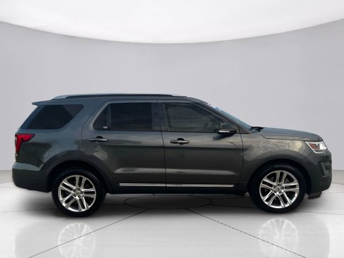 Used 2016 Ford Explorer XLT w/ Equipment Group 202A image 5