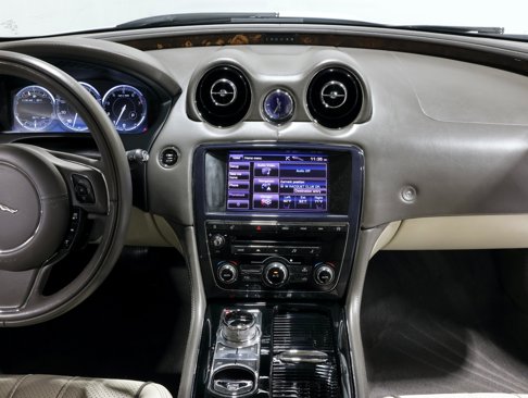 Used 2013 Jaguar XJ image 53