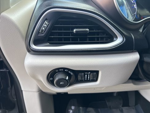 Used 2017 Chrysler Pacifica Touring-L image 22