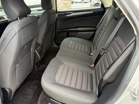 Used 2017 Ford Fusion SE w/ Fusion SE Technology Package image 12