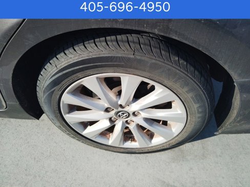 Used 2018 Toyota Camry LE image 6