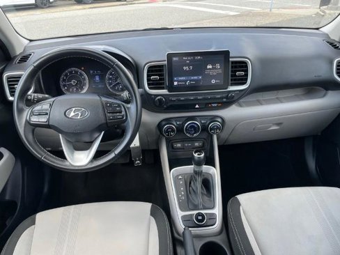 Used 2022 Hyundai Venue SEL image 10