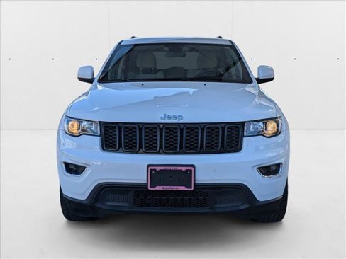 Used 2018 Jeep Grand Cherokee Laredo image 2