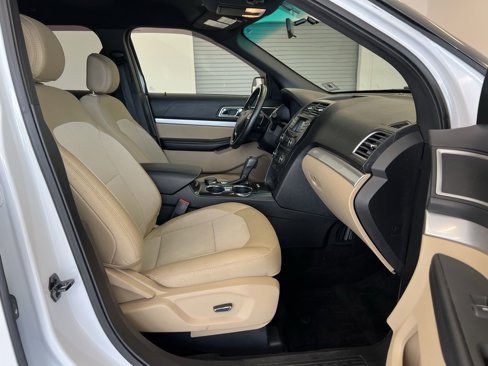 Used 2017 Ford Explorer XLT image 31