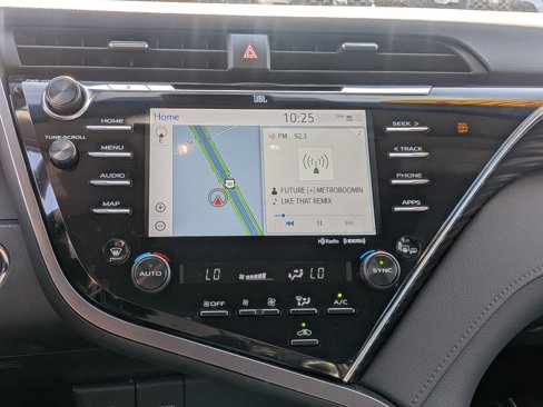 Used 2018 Toyota Camry XLE image 3