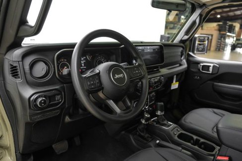 Used 2025 Jeep Gladiator Sport image 16