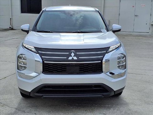 New 2025 Mitsubishi Outlander ES image 6