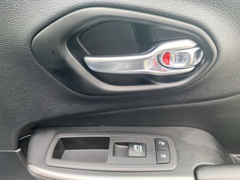 Used 2022 Jeep Cherokee Limited w/ Mopar Interior Package image 11