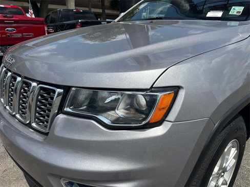 Used 2019 Jeep Grand Cherokee Laredo image 2