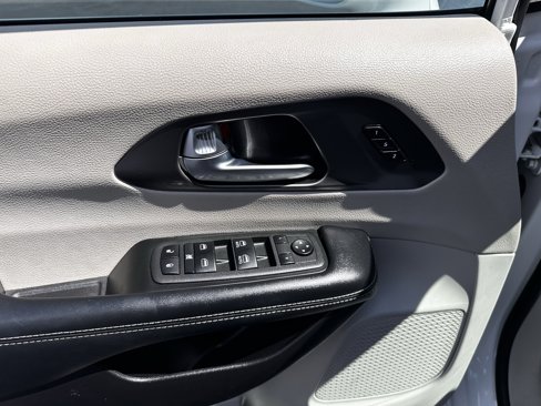 Used 2022 Chrysler Pacifica Touring-L image 5