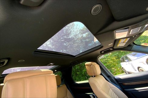 Used 2025 Land Rover Discovery Dynamic SE image 12