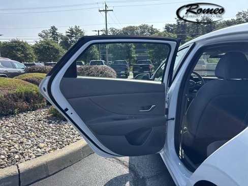 Used 2021 Hyundai Elantra SE image 27