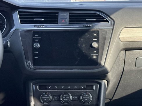 Used 2021 Volkswagen Tiguan SE w/ Panoramic Sunroof Package image 18