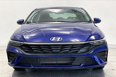 Certified 2025 Hyundai Elantra SE image 3