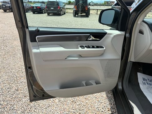 Used 2010 Volkswagen Routan SE image 33