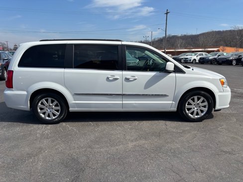 Used 2016 Chrysler Town & Country Touring image 8