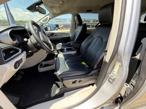 Used 2024 Chrysler Pacifica Touring-L image 8