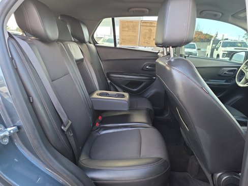 Used 2022 Chevrolet Trax LT w/ LT Convenience Package image 25