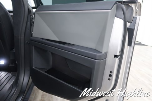 Used 2025 Tesla Cybertruck AWD Crew Cab image 38