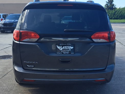 Used 2017 Chrysler Pacifica Touring-L Plus w/ Advanced Safetytec Group image 4