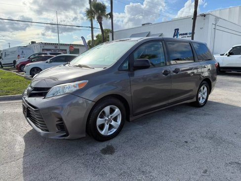Used 2019 Toyota Sienna L image 3