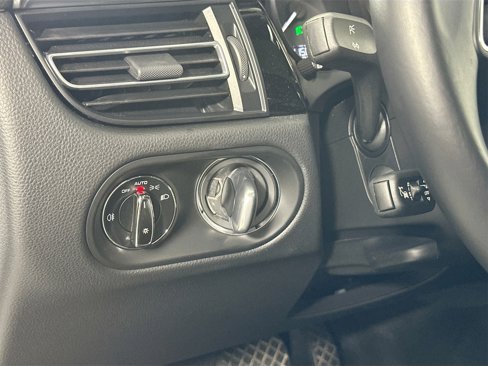 Certified 2024 Porsche Macan image 35