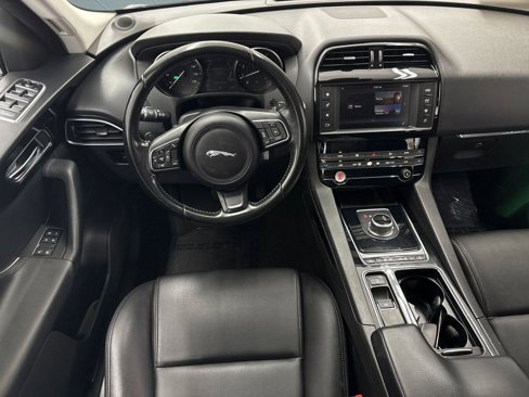 Used 2018 Jaguar F-PACE Premium image 25